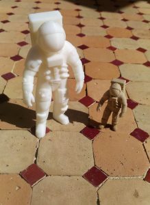 Impression 3D figurines ABS blanc et PLA poudre de bois.