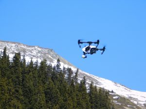 Drone Dji Inspire en vol équipé de la caméra Dji Zenmuse